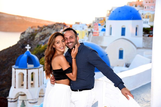 Santorini 2h Photoshoot with a photographer & transportation - The price and the value for a small group