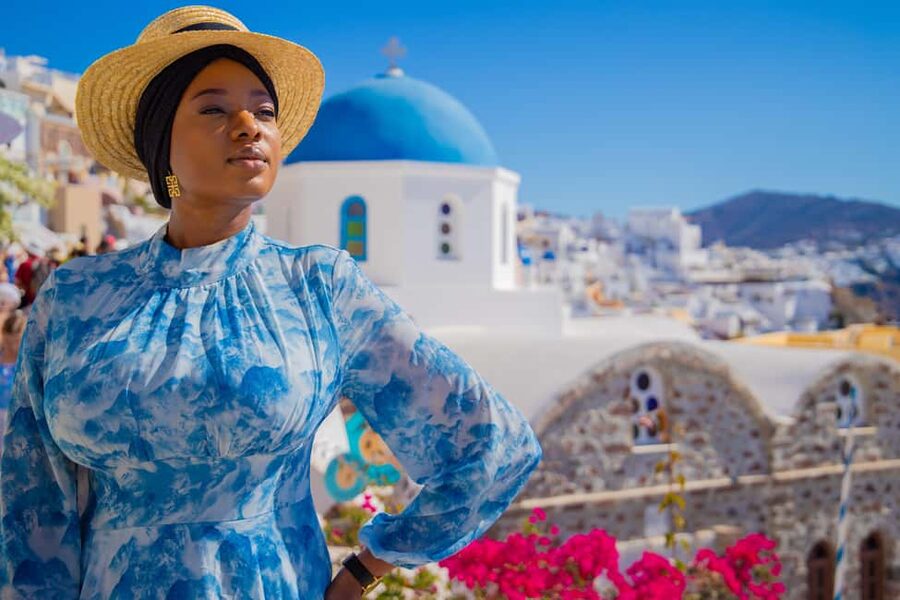 Santorini: 40-Minute Oia Photoshoot - Who Should Book This Oia Photoshoot?