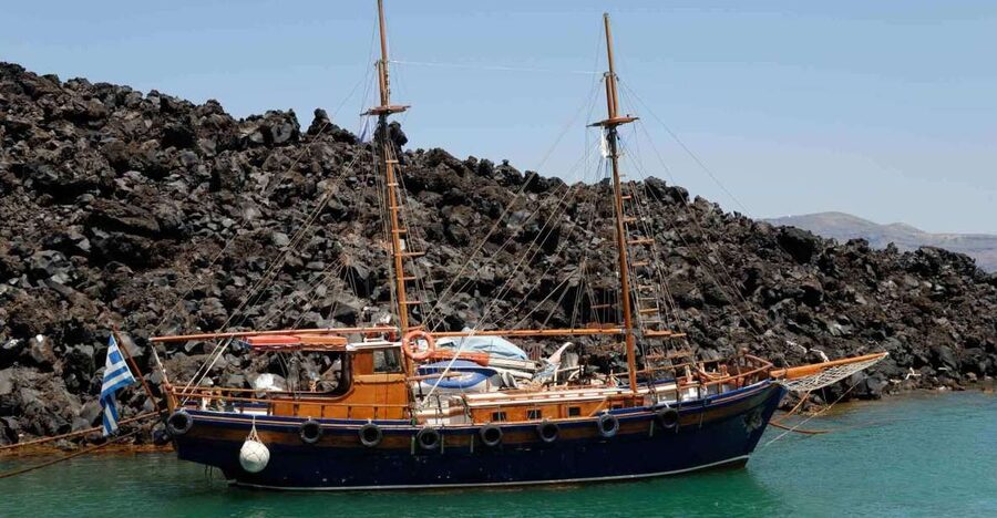 Santorini Caldera: Sunset Cruise with Dinner - Returning under Oia before the final sunset
