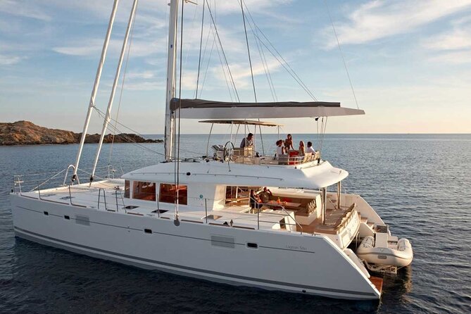 Santorini Catamaran Cruise with Greek Meal, Open-Bar and Sunset - Key points at a glance