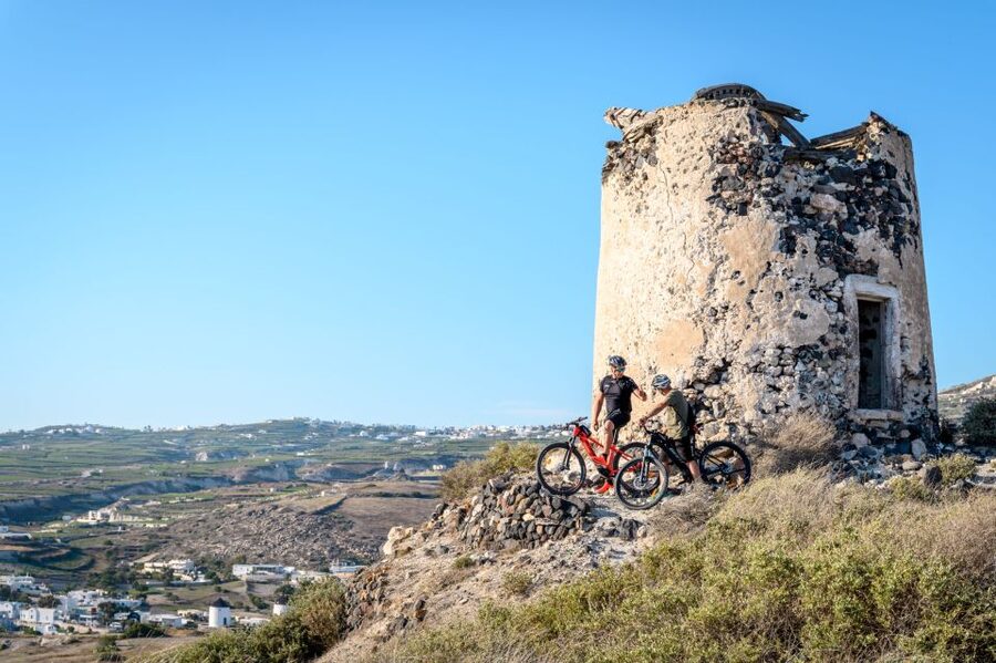 Santorini e-bike guided tours - Starting in Perissa, where the ride finds its rhythm