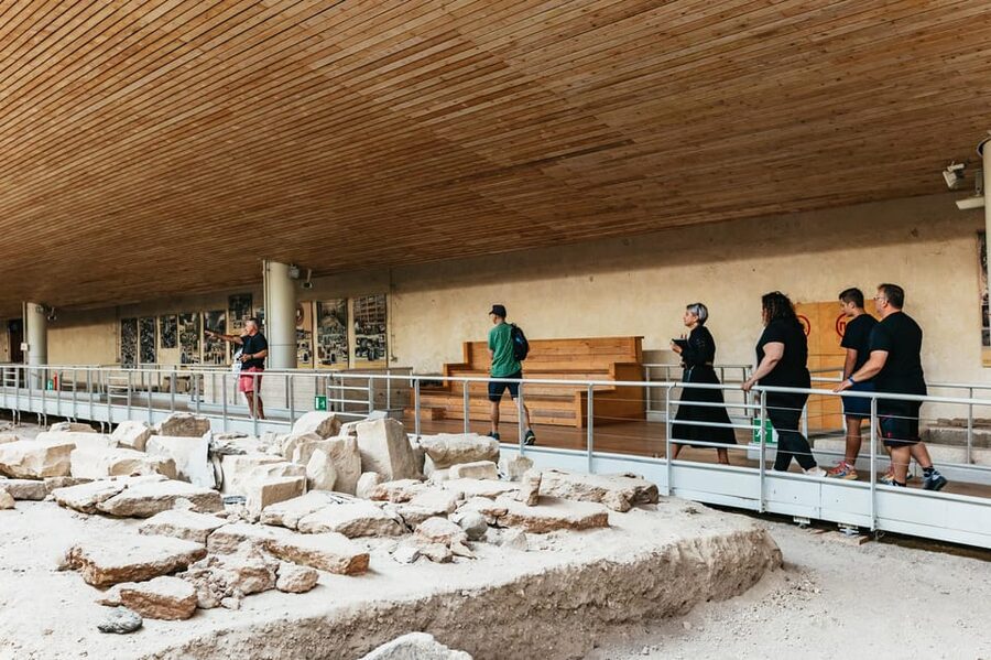 Santorini: Experience Akrotiri with a Licensed Tour Guide - Timing, crowds, and the 75-minute schedule