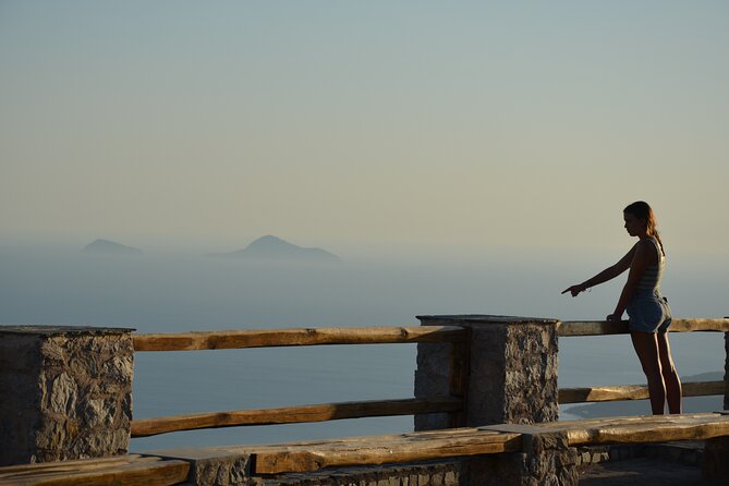 Santorini Highlights Small-Group Tour with Wine Tasting option - Oia: beautiful, crowded, and worth seeing