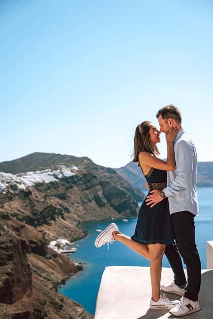 Santorini: Oia Private Couple Photoshoot with 35 Photos - Walking through Oia’s white lanes and blue domes