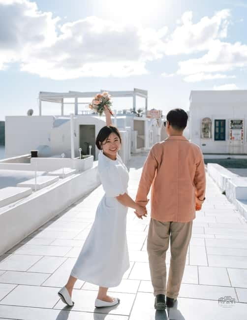 Santorini: Oia Private Couple Photoshoot with 35 Photos - What the session feels like from start to finish