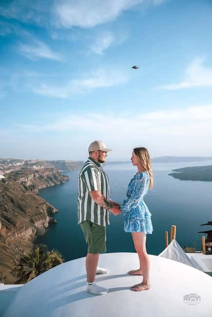 Santorini: Oia Private Couple Photoshoot with 35 Photos - The 35 edited photos and delivery time