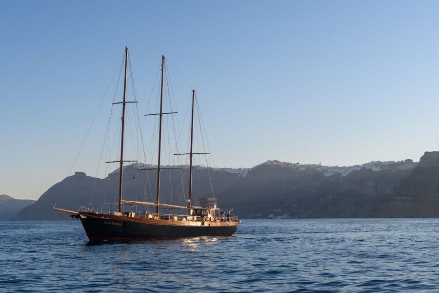 Santorini: Romantic Sunset Caldera Cruise with Dinner - From your hotel to Athinios Port