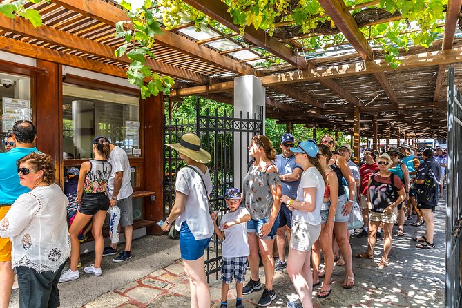 The Palace of Knossos with Skip-the-Line Ticket - Choosing the best time and preparing for the heat