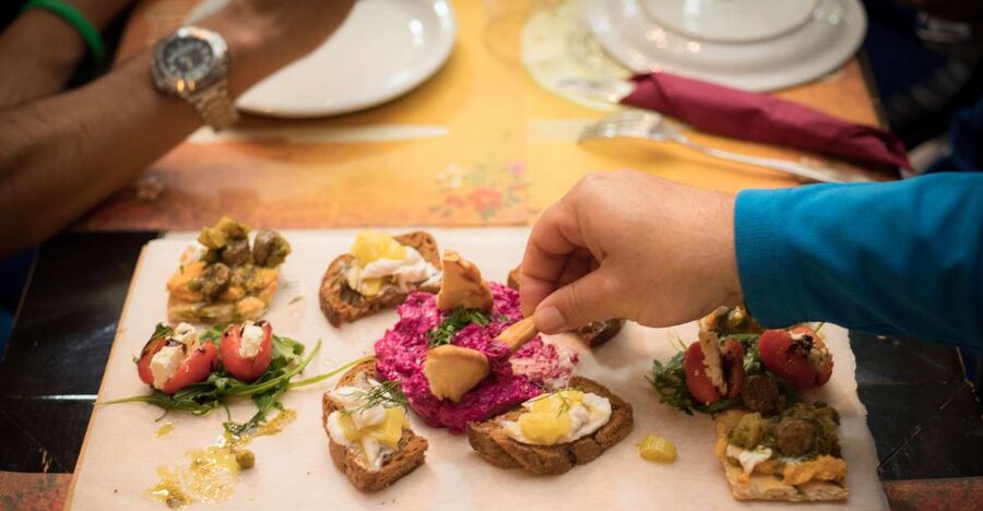 Thessaloniki: Food and Walking Tour with Tastings - A local café and the quieter pleasures of Greek food