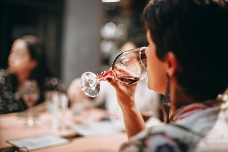 Thessaloniki: Small-Group Wine Tasting Tour with Appetizers - First wine bar: an easy start with white wine